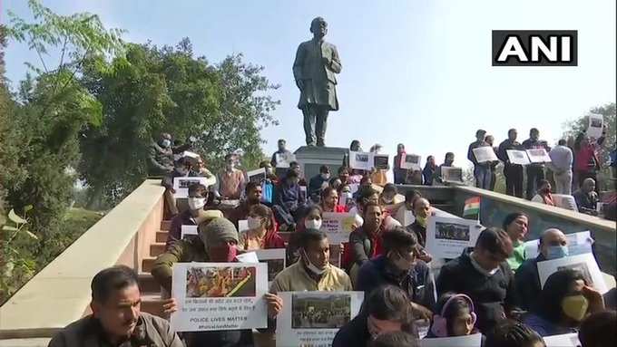 दिल्लीः गणतंत्र दिवस के दिन किसानों की ट्रैक्टर रैली के दौरान पुलिसकर्मियों पर हुए हमले के विरोध में दिल्ली पुलिसकर्मियों और उनके परिवारों ने शहीदी पार्क में विरोध प्रदर्शन किया।