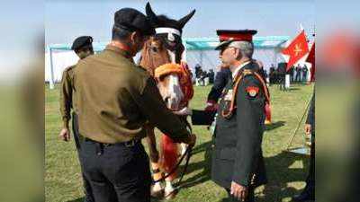 सेना के अनुभवी घोड़े रियो को मिला सबसे बड़ा सम्मान, आर्मी चीफ ने गाजर और गुड़  खिलाकर बढ़ाया हौसला
