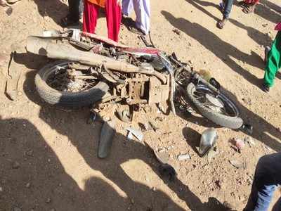 Tikamgarh News : सड़क हादसे में महिला और उसके बच्चे की मौत, युवक घायल