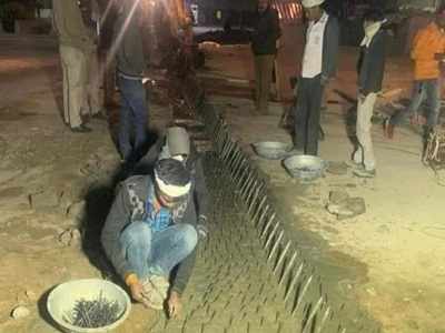 Kisan Andolan News : सिंघु बार्डर पर सीमेंट के बैरियर्स में लगाईं लोहे की रॉड, अस्थायी दीवार बनेगी
