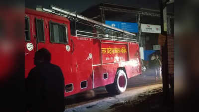 लखनऊ: सरोजिनी नगर इलाके के दवा गोदाम में लगी भीषण आग, दमकल की एक दर्जन गाड़ियां मौके पर