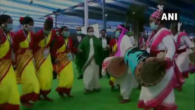 ...जब पश्चिम बंगाल की सीएम ममता बनर्जी ने किया जमकर डांस, देखें वीडियो