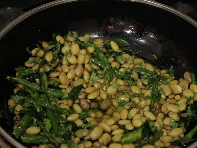 add the boiled avrekaalu to the pan