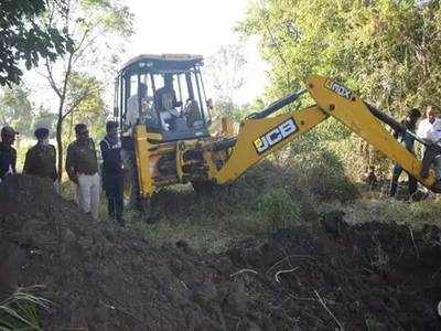 मुलीचा पुरलेला मृतदेह बाहेर काढला, १० वर्षांनी गूढ उकलले