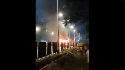 मुंबई: मोठा अनर्थ टळला; बसला भीषण आग, ४० प्रवासी सुखरूप