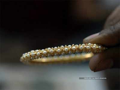 Kolkata Gold Price: সোনার দাম আরও কমল, ধস অব্যাহত রুপোয়