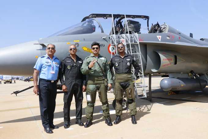 ತೇಜಸ್‌ ಮುಂದೆ IAF ಅಧಿಕಾರಿಗಳ ಜೊತೆ ಬೆಂ. ದಕ್ಷಿಣ ಸಂಸದ.