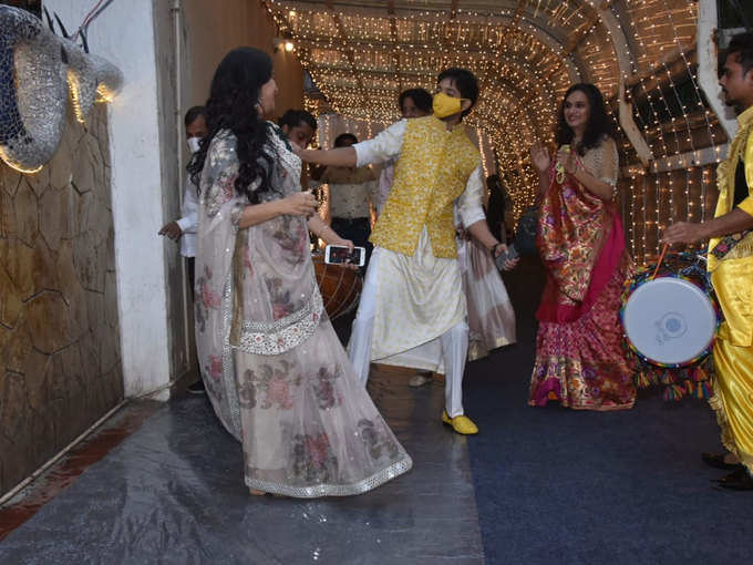 प्रियांक शर्मा ने मां के साथ किया डांस