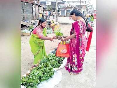 ఆకుకూరలు అమ్ముతున్న సర్పంచ్.. సెల్యూట్ చేస్తున్న జనం