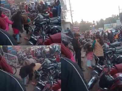 Chhindwara News : गाड़ी में टक्कर के बाद सड़क पर लड़कियों में हुआ दंगल, देखें वीडियो