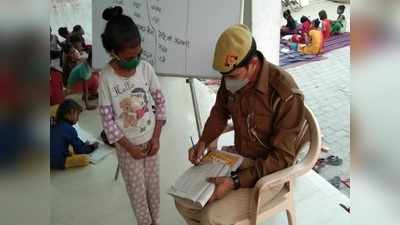 उन्‍नाव: स्‍टेशन पर भीख मांगने वाले बच्‍चों को पढ़ा रहा जीआरपी जवान, 90 बच्‍चे ले रहे हैं शिक्षा