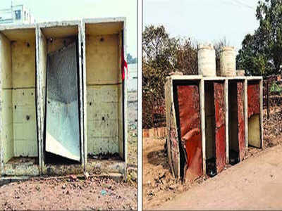 2 करोड़ रुपये में बनाए 292 शौचालय, किसी के दरवाजे गायब, किसी में कूड़ा भरा