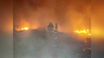 मुंबई के मानखुर्द में कबाड़ गोदाम में भीषण आग, दमकलकर्मियों ने घंटों की मशक्कत