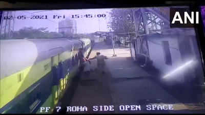 चलती ट्रेन में चढ़ने की कोशिश करने लगा दिव्यांग, आरपीएफ जवान ने ऐसे बचाया, देखें वीडियो