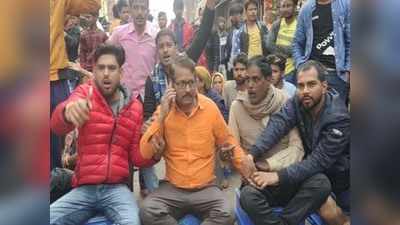 Varanasi News: स्मार्ट सिटी में पहली रैंकिंग, गलियों में बह रहा नाले का पानी, BJP पार्षद को नाराज लोगों ने बनाया बंधक