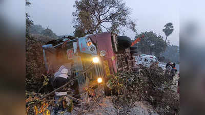 तेज रफ्तार ने ली दो की जान: जमशेदपुर से बिहार शरीफ आ रही बस पलटी, 2 महिला यात्रियों की मौत, कई घायल