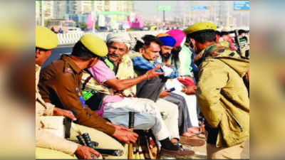 Kisan Andolan: एक तरफ किसान तो दूसरी तरफ जवान...कर्तव्य धर्म के साथ कुछ यूं रिश्ता भी निभा रहे दोनों