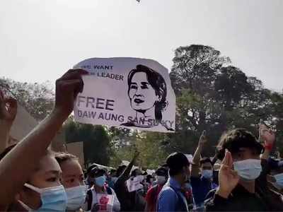 जनता के जबरदस्त विरोध से झुकी म्यांमार की तानाशाह सेना, बंद इंटरनेट सर्विस को किया चालू