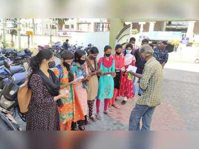 Schools Reopen: மீண்டும் பள்ளிக்கு போகலாம்... மாணவர்கள் குஷி