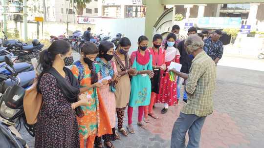 Schools Reopen: மீண்டும் பள்ளிக்கு போகலாம்... மாணவர்கள் குஷி