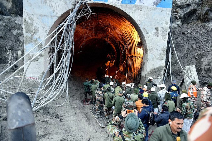 मलब्याखाली गेलेल्या तपोवन बोगद्यात अडकलेल्यांना बाहेर काढण्याचे प्रयत्न सुरू