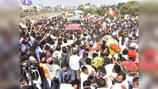 வண்டியில் அதிமுக கொடி.. தோளில் அதிமுக துண்டு.. அதிரடியாக வரும் சசிகலா