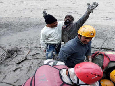 Uttarakhand Glacier Burst: बचाए गए मजदूरों की आपबीती- सुरंग में फंसकर लगा यहीं मर जाएंगे, मोबाइल फोन ने बचा ली हमारी जान