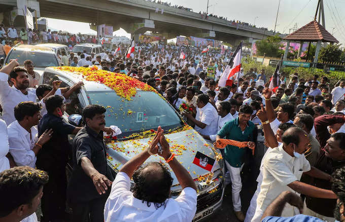 Krishnagiri: Expelled AIADMK leader VK Sasikala is welcomed by her supporters on...