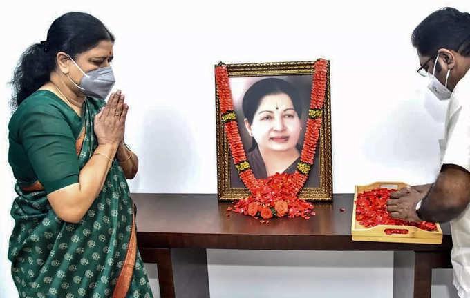 Krishnagiri: Expelled AIADMK leader VK Sasikala pays tribute to former TN CM Jay...