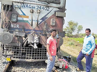 రైలును ఆపిన బైక్.. ఇంజిన్‌లో ఇరుక్కుపోయి