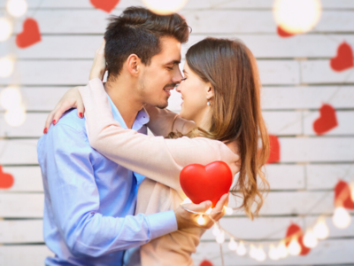 Happy Kiss Day 2021 wishes :- खास व्यक्तीला या रोमॅंंटिक चारोळ्या पाठवून साजरा करा ‘किस डे’!