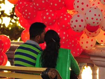 Valentines Day: ప్రేమికులకు షాక్.. జంటగా కనిపిస్తే అంతే!!