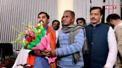 Bihar Samachar : BJP मंत्री के पदभार ग्रहण में नही पहुंचा कोई अधिकारी, चतुर्थ वर्गीय कर्मचारी ने किया स्वागत