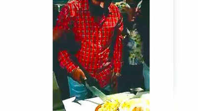 Pune Crime: पुण्यात भररस्त्यात तलवारीने कापला केक; फोटो व्हायरल होताच...