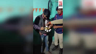 Gopalganj News : कम ठंड में मोटी जैकेट पहने युवक का खुल गया राज, गोपालगंज पुलिस ने दबोचा