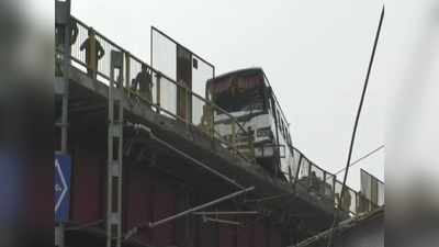 Varanasi bus accident: पुल की रेलिंग तोड़कर हवा में लटकी बस, अटक गई मुसाफिरों की सासें