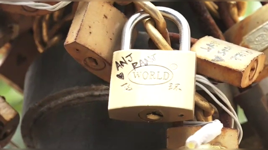 Puducherry Love lock: காதலர்களை ஈர்க்கும்  ‘லவ் லாக்’ மரம்