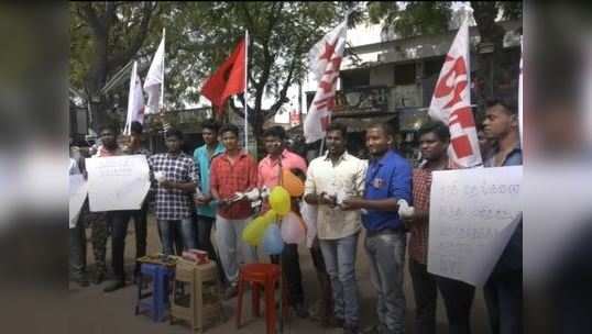 காதலர் தினம்... நெல்லை மேலப்பாளையத்தில் புறாக்களை பறக்கவிட்ட  இளைஞர்கள்!