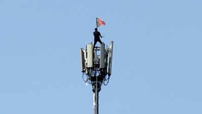 રાજકોટઃ 50 ફૂટ ઉંચા મોબાઈલ ટાવર પર ચડી યુવકે ફરકાવ્યો ભાજપનો ઝંડો