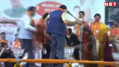 गुजरात के सीएम विजय रूपाणी की तबीयत बिगड़ी,अचानक भाषण देते मंच पर गिरे