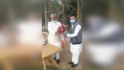 Bihar Politics : अब चिराग के सांसद मुख्यमंत्री नीतीश को देने पहुंचे फूल, LJP ने कहा- इस मुलाकात में कुछ भी आश्चर्यजनक नहीं
