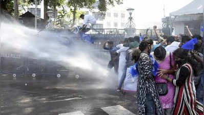 നിയമന വിവാദം: സെക്രട്ടേറിയേറ്റിന് മുന്നിൽ മുട്ടിലിഴഞ്ഞ സമരവുമായി ഉദ്യോഗാര്‍ത്ഥികള്‍