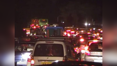 Noida Traffic Alert : यूफ्लेक्स के सामने एग्जिट लूप पर लगता है तगड़ा जाम, रेंगते दिखाई देते हैं वाहन