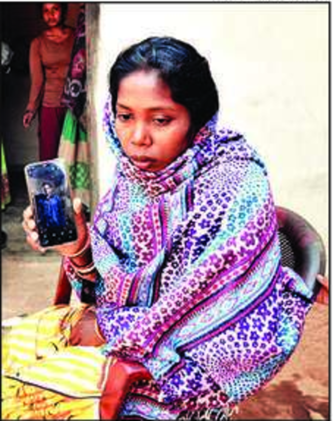 यह तस्वीर बिरसाय महतो की पत्नी रिंकी देवी की है, जो चमोली हादसे के बाद से लापता हैं। हादसे के 10 दिन बीत जाने के बाद भी रिंकी देवी झारखंड के रामगढ़ जिले के चोकड़ गांव में अपने पति का इंतजार कर रही हैं, लेकिन समय बीतने के साथ उनकी उम्मीदें भी दम तोड़ती जा रही हैं।