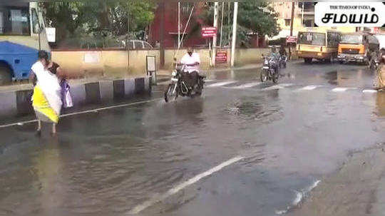 நகராட்சி நீர்த்தேக்க தொட்டியில் உடைப்பு... சாலையில் ஆறாக ஓடிய குடிநீர்!