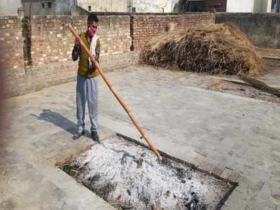 बीते 30 सालों से लावारिस शवों का अंतिम संस्कार करता है ऋषिपाल, हरिद्वार में अस्थि विसर्जन