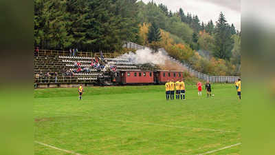 Train in Football Stadium : स्लोवाकिया में फुटबॉल स्टेडियम से गुजरती है ट्रेन, ऐतिहासिक है रेलवे स्टेशन