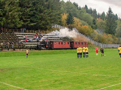 Train in Football Stadium : स्लोवाकिया में फुटबॉल स्टेडियम से गुजरती है ट्रेन, ऐतिहासिक है रेलवे स्टेशन