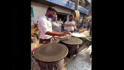 ಕಾವಲಿಯಿಂದ ತೆಗೆದು ಎಸೆದರೆ ಪ್ಲೇಟಿಗೆ ಹೋಗಿ ಬೀಳುತ್ತದೆ! : ವೈರಲ್ ಆಗುತ್ತಿದೆ ಹಾರುವ ದೋಸೆಯ ವಿಡಿಯೋ!