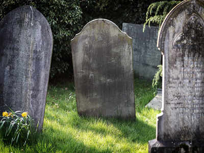 कब्रिस्तान में किस करना पड़ गया महंगा, मुक्का मार भाग खड़ी हुई लड़की